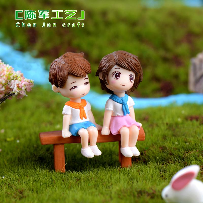 Phụ Kiện Tiểu Cảnh Cặp đôi ngồi ghế tiểu cảnh PVC móc khóa trang trí (ZC-720)