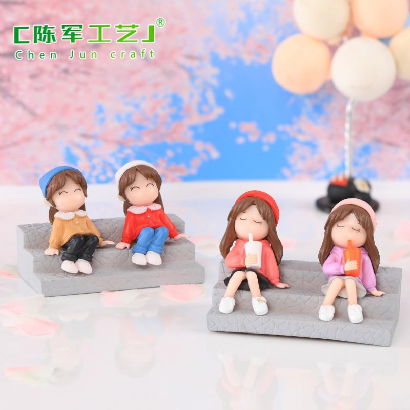 Phụ Kiện Tiểu Cảnh Tiểu cảnh chị em ngồi bậc thang mini trang trí bàn và xe (ZC-1278)