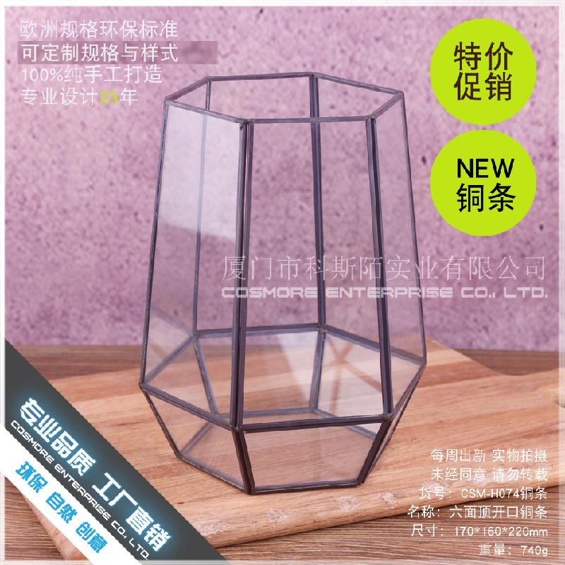 Chậu Đa Giác DG-218 Bữa tiệc bóng đèn với những chiếc đĩa thủy tinh trên bàn ăn nhà