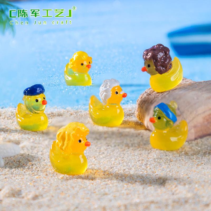 Phụ Kiện Tiểu Cảnh 跨境新品微景观创意夜光百变小黄鸭公仔DIY装饰品配件树脂小摆件