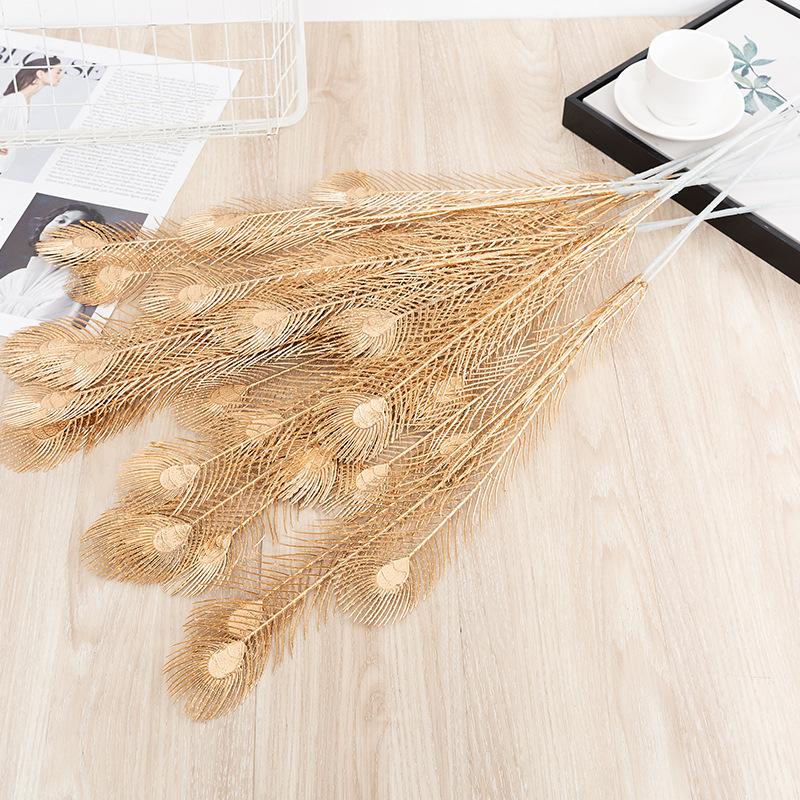 Trang Trí Noel Trang trí đám cưới giả màu vàng: lá eucalyptus, hoa giả, cành giả, chi tiết vàng cho trang trí lối đi.