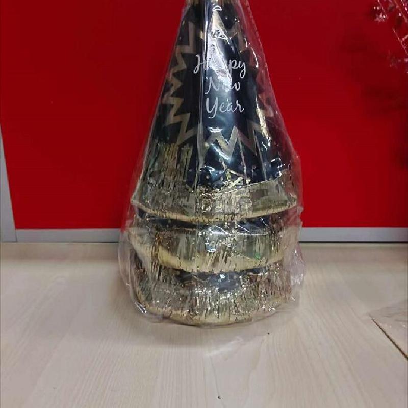 Trang Trí Noel Mũ tiệc Tết 2024 - mũ trang trí đen vàng với tua rua và pompom màu sắc, lý tưởng cho sinh nhật và sự kiện. Có sẵn để bán sỉ.