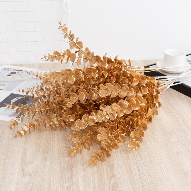 Trang Trí Noel Trang trí đám cưới giả màu vàng: lá eucalyptus, hoa giả, cành giả, chi tiết vàng cho trang trí lối đi.