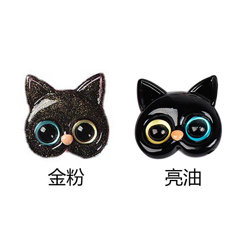 Mèo đen mắt khác màu