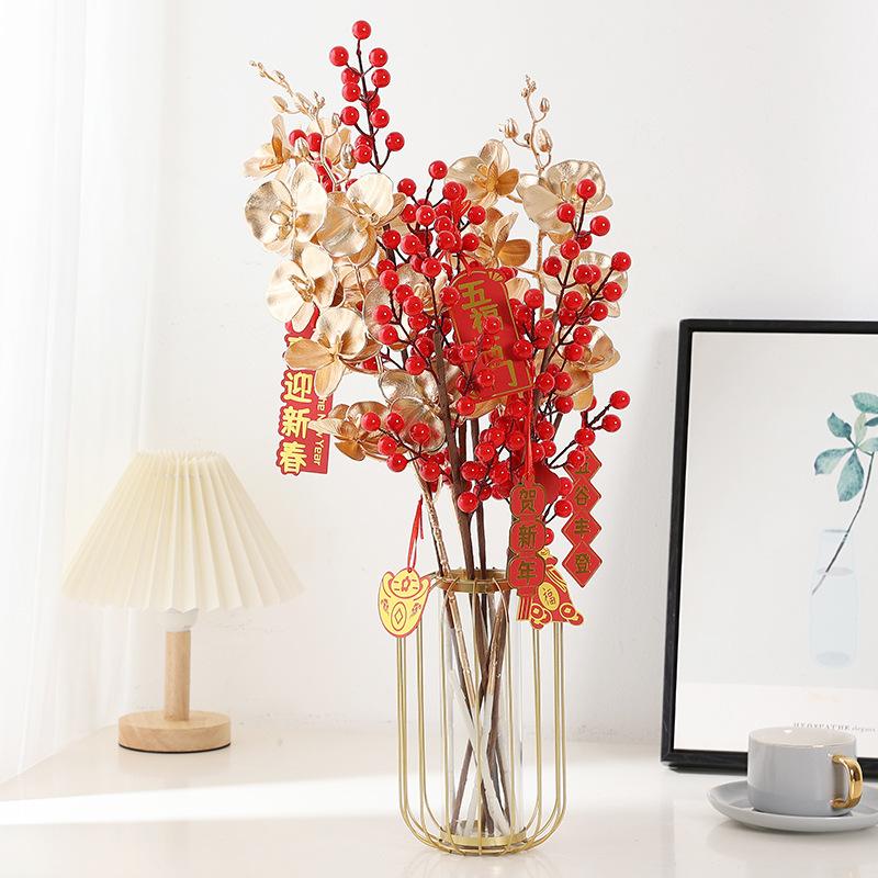 Trang Trí Noel Trang trí đám cưới giả màu vàng: lá eucalyptus, hoa giả, cành giả, chi tiết vàng cho trang trí lối đi.