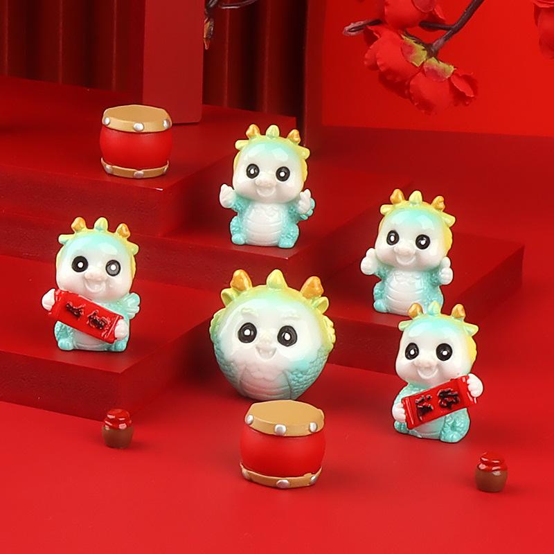 微景观2024新年可爱龙饰品配件国潮公仔生肖龙年车载桌面小摆件