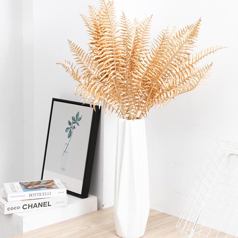 Trang Trí Noel Trang trí đám cưới giả màu vàng: lá eucalyptus, hoa giả, cành giả, chi tiết vàng cho trang trí lối đi.