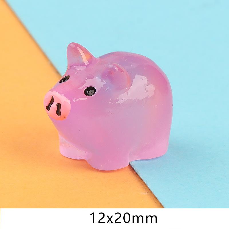 夜光立体可爱彩色小猪摆件饰品diy车饰钥匙扣树脂配件跨境批发