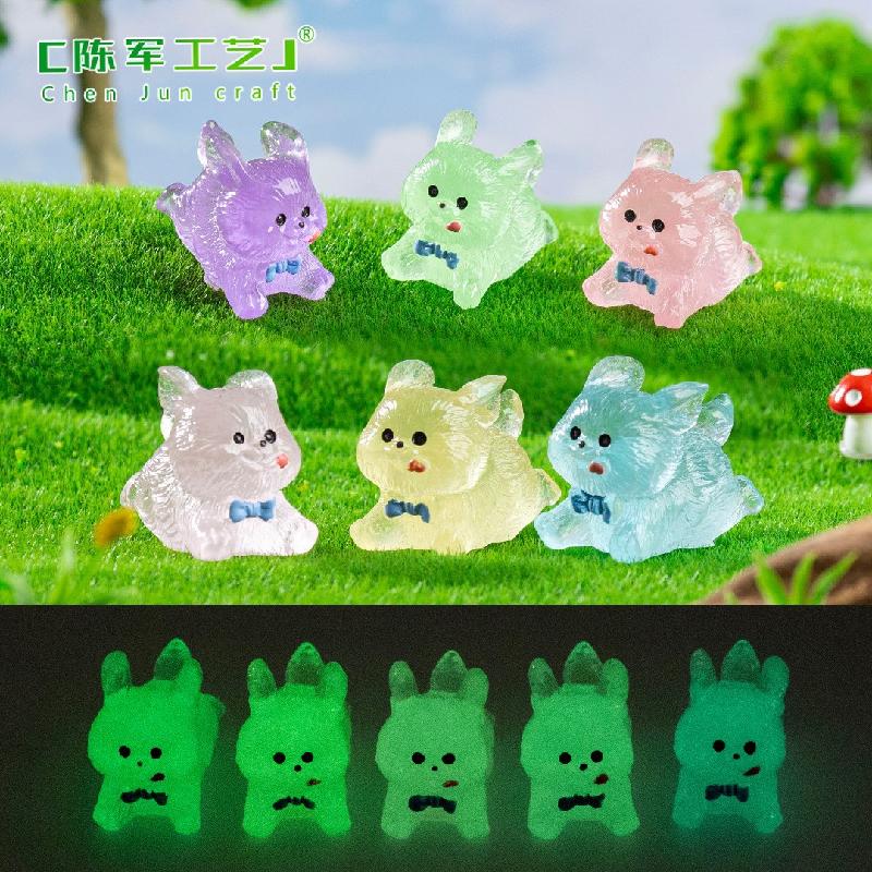 Phụ Kiện Tiểu Cảnh Tiểu cảnh chó trắng chạy dưới mưa, trang trí xe hơi mini (ZC-61)