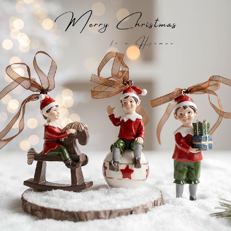 Trang Trí Noel Trang trí Noel: Cây thông mini với chuông nhựa và quà tặng