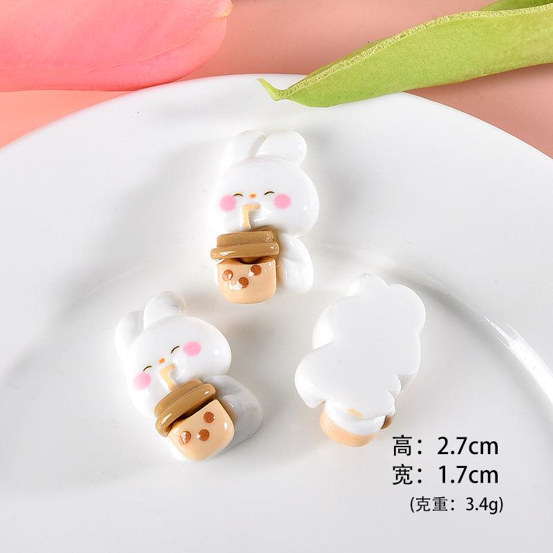 喝奶茶的兔子