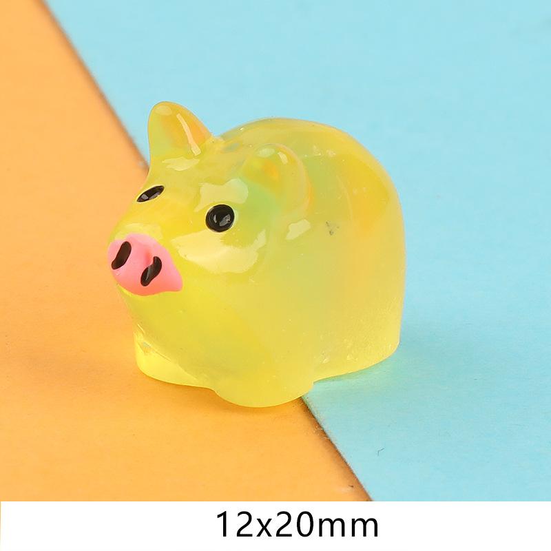 夜光立体可爱彩色小猪摆件饰品diy车饰钥匙扣树脂配件跨境批发