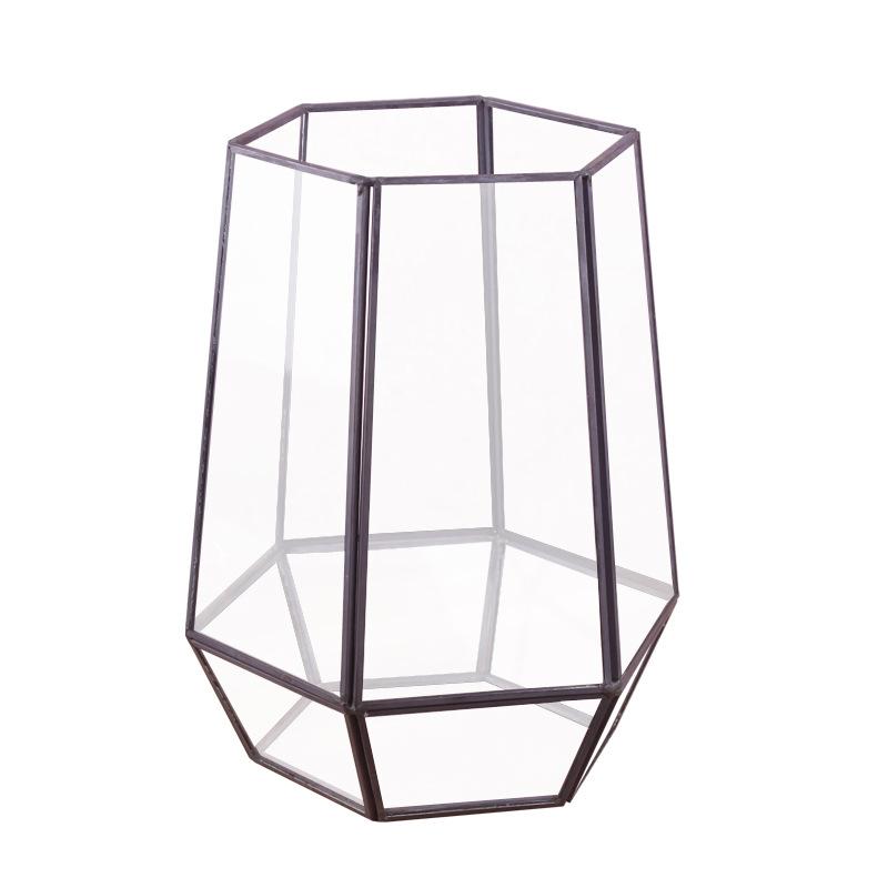 Chậu Đa Giác DG-218 Bữa tiệc bóng đèn với những chiếc đĩa thủy tinh trên bàn ăn nhà