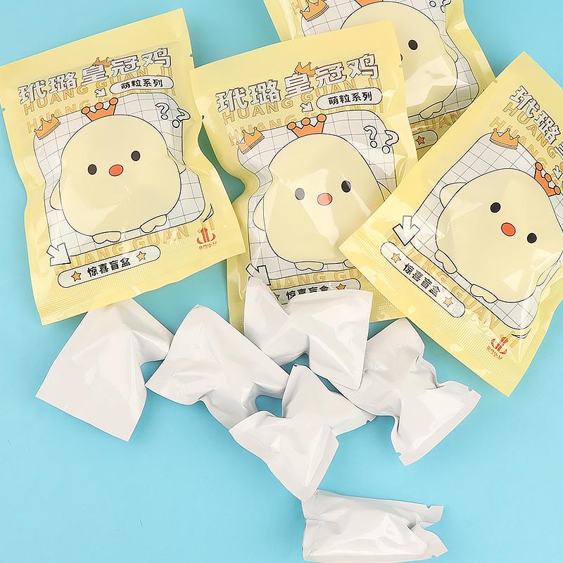 Charm LaBuBu 正版萌粒皇冠鸡盲袋公仔手办学生儿童礼品抖音网红卡通盲袋桌面小