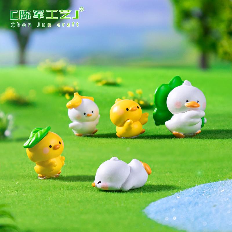 Phụ Kiện Tiểu Cảnh 微景观创意秋游小黄鸭园艺造景DIY装饰品挂配件PVC车载桌面小摆件