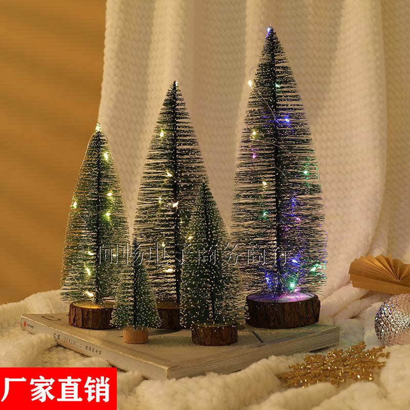 Trang Trí Noel Trang trí cây thông Noel mini: cây tuyết tùng nhỏ, phủ tuyết trắng, trang trí bàn, tạo không khí lễ hội.